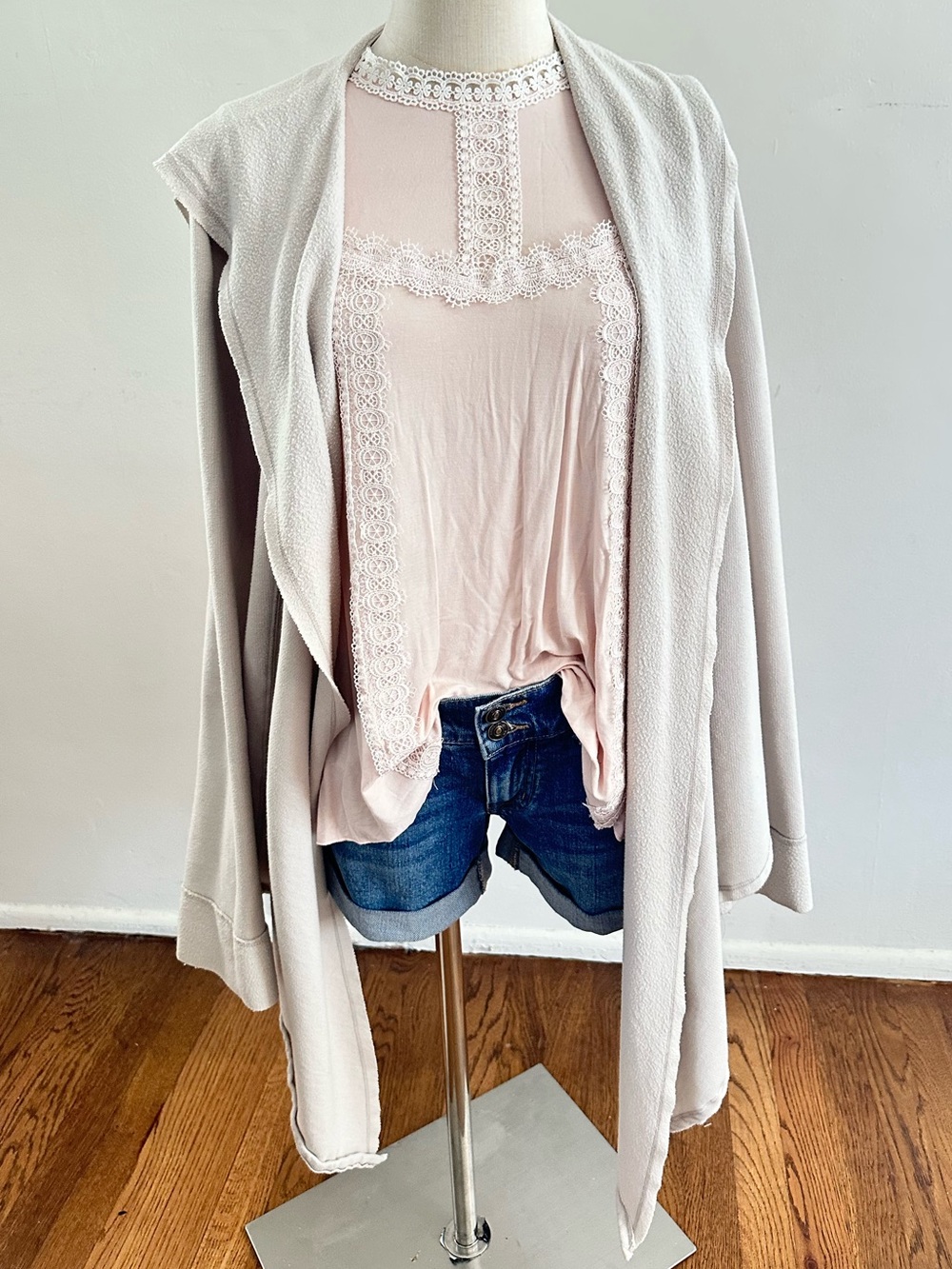 POL Blush Pink Lace Trim Mock Neck Sleeveless Blouse Romantic Feminine Top M